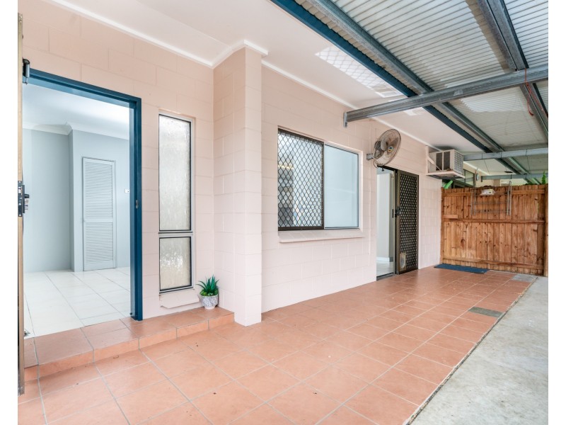 1/16 Smart Street, Mooroobool QLD 4870