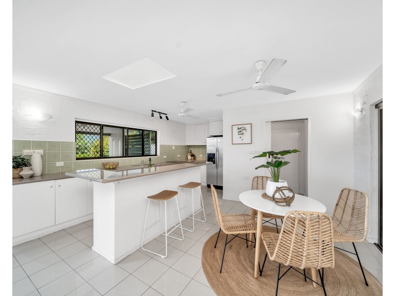 4 Dennis Close, Mooroobool QLD 4870