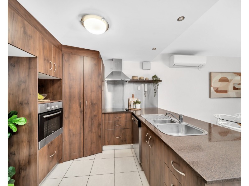 16/349-351 Lake Street, Cairns North QLD 4870