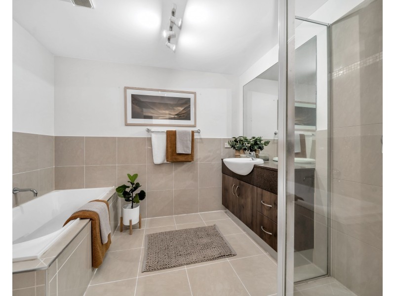 16/349-351 Lake Street, Cairns North QLD 4870
