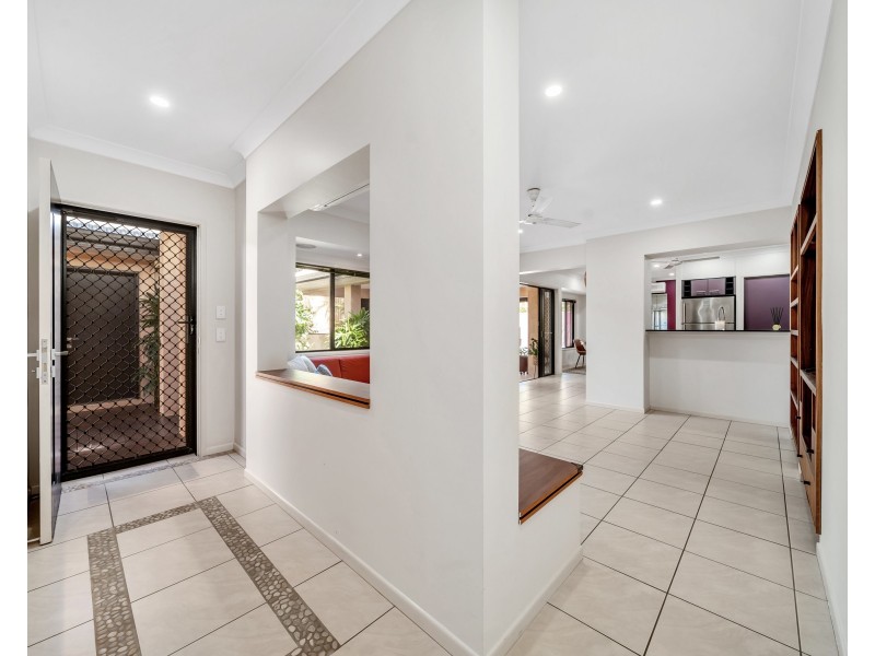 4 Finchley Close, Redlynch QLD 4870