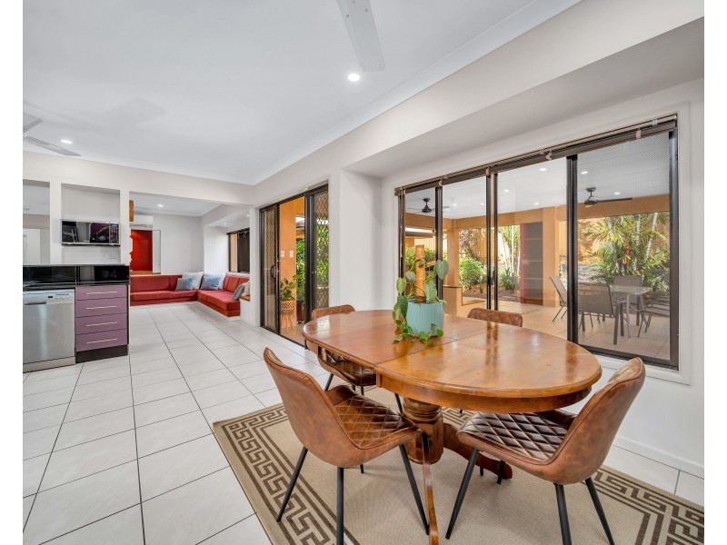4 Finchley Close, Redlynch QLD 4870