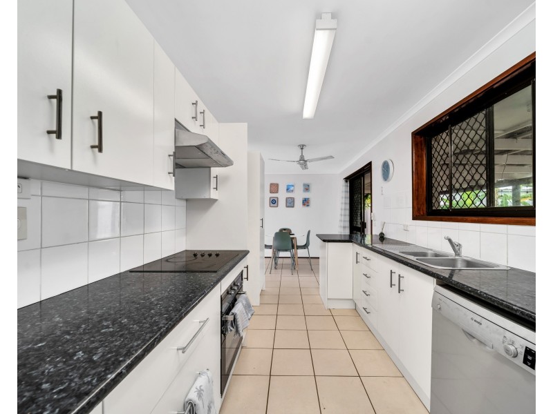 5 Saffron Close, Holloways Beach QLD 4878