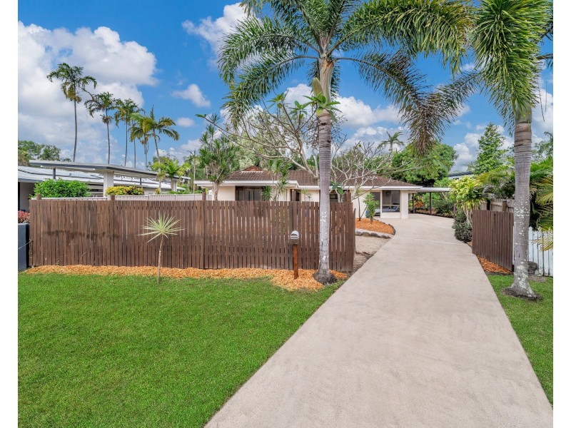 5 Saffron Close, Holloways Beach QLD 4878