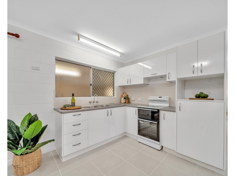 41 Maple Street, Holloways Beach QLD 4878