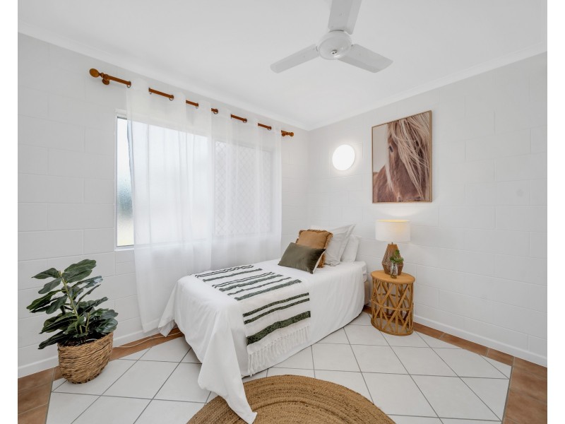 41 Maple Street, Holloways Beach QLD 4878