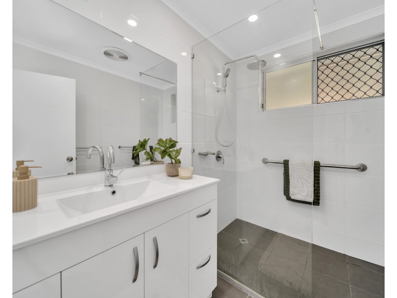 41 Maple Street, Holloways Beach QLD 4878