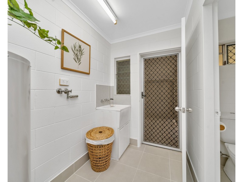 41 Maple Street, Holloways Beach QLD 4878