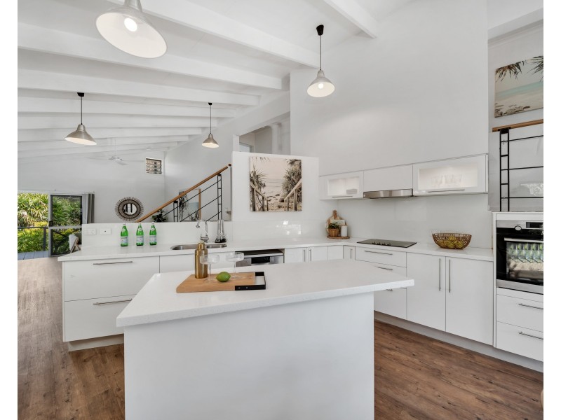 16 Acacia Street, Holloways Beach QLD 4878