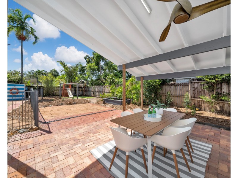 16 Acacia Street, Holloways Beach QLD 4878