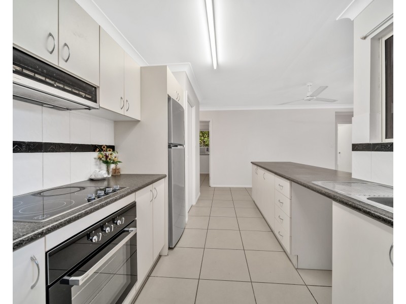 8 Gavin Hamilton Close, Redlynch QLD 4870