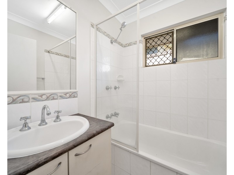 8 Gavin Hamilton Close, Redlynch QLD 4870