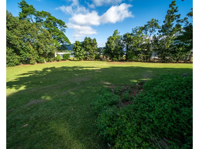 112 Harvey Road, Redlynch QLD 4870