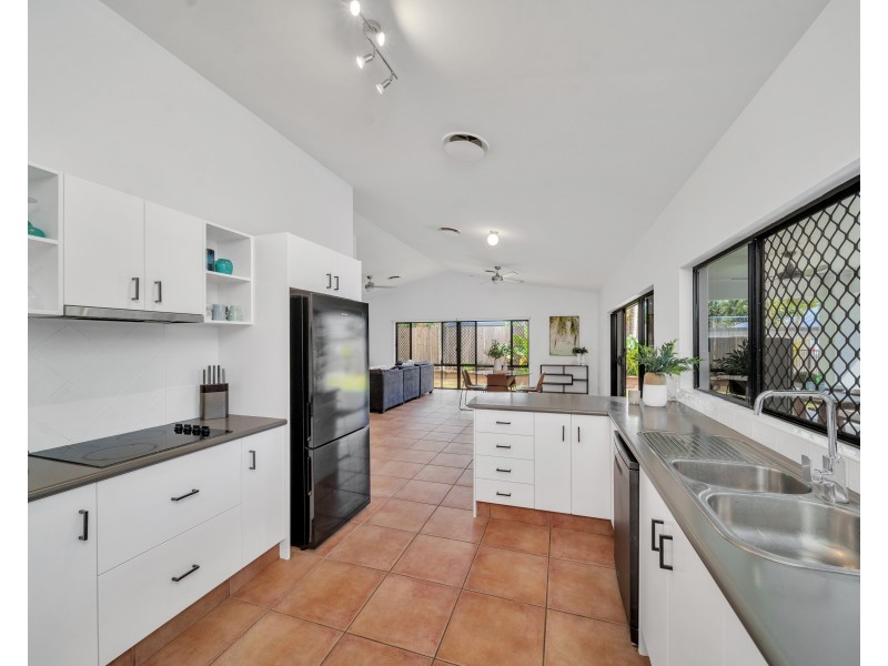 16 Moore Road, Kewarra Beach QLD 4879
