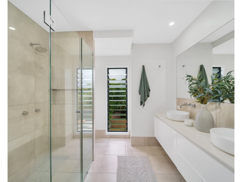 4 Rosemont Court, Mooroobool QLD 4870