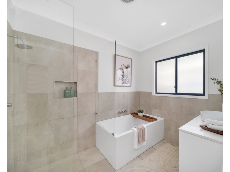 4 Rosemont Court, Mooroobool QLD 4870