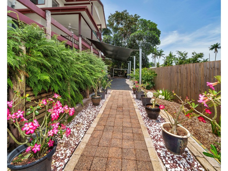 2 Rockton Place, Mooroobool QLD 4870