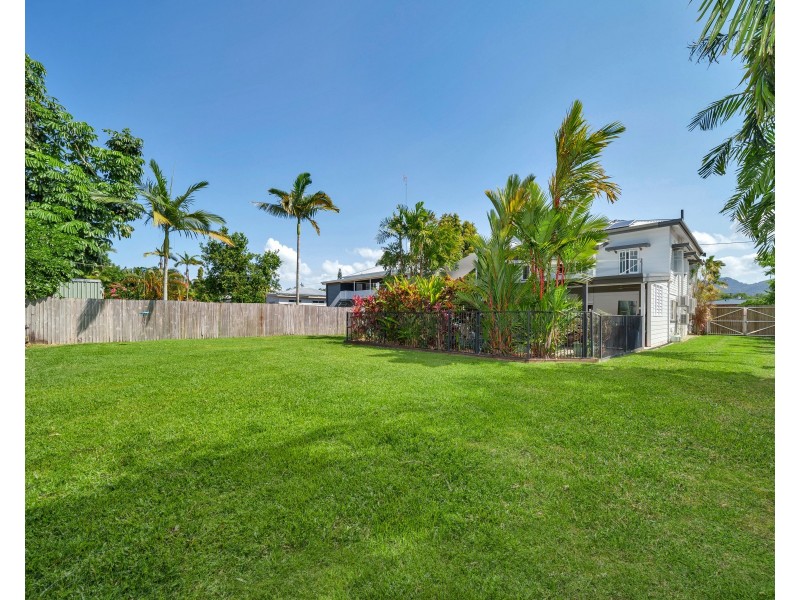 6 Chaplain Avenue, Manunda QLD 4870