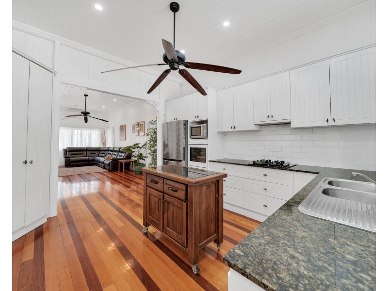 6 Chaplain Avenue, Manunda QLD 4870