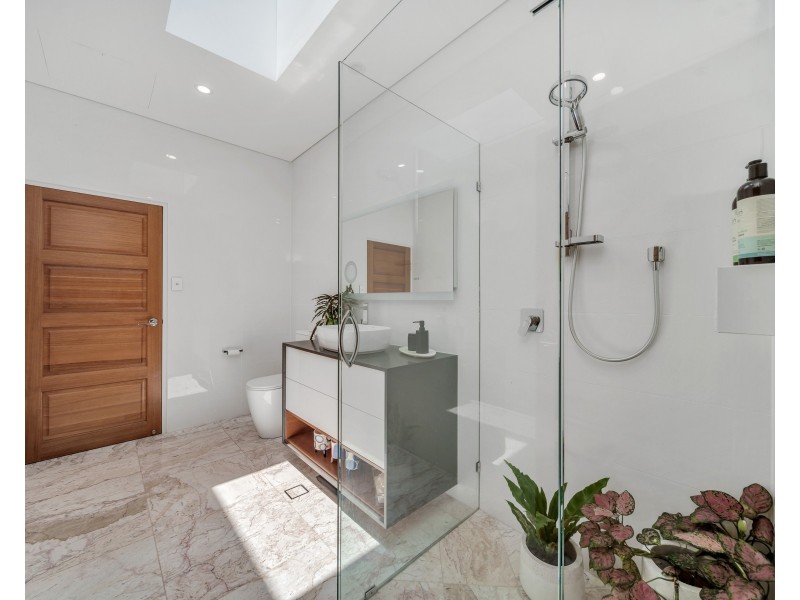 6 Strutton Place, Mooroobool QLD 4870