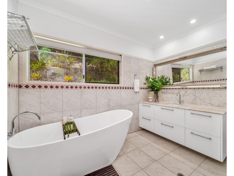 6 Strutton Place, Mooroobool QLD 4870