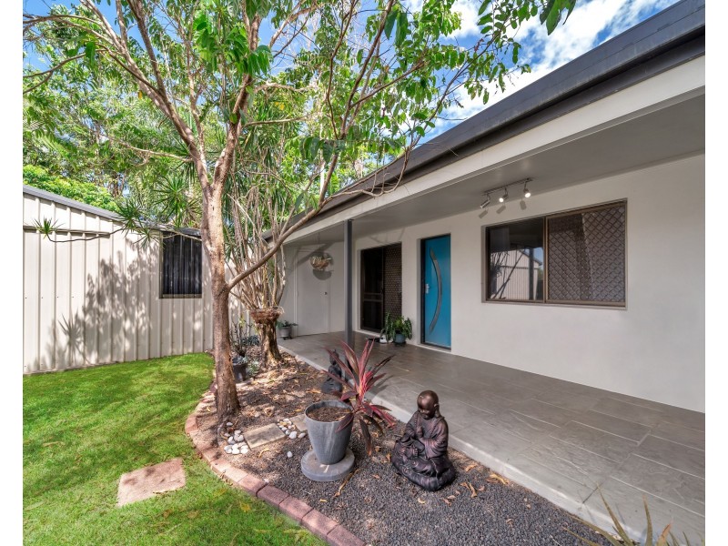 17 Sunflower Drive, Mooroobool QLD 4870