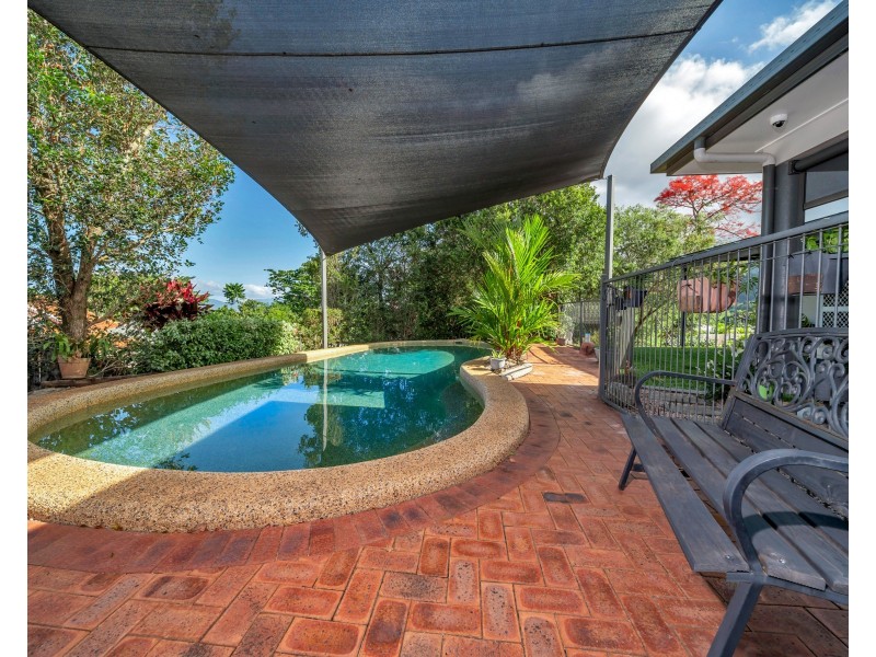 15 Solomon Place, Mooroobool QLD 4870