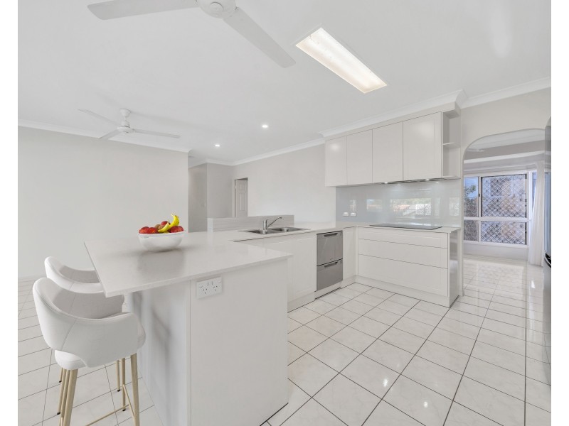 15 Solomon Place, Mooroobool QLD 4870