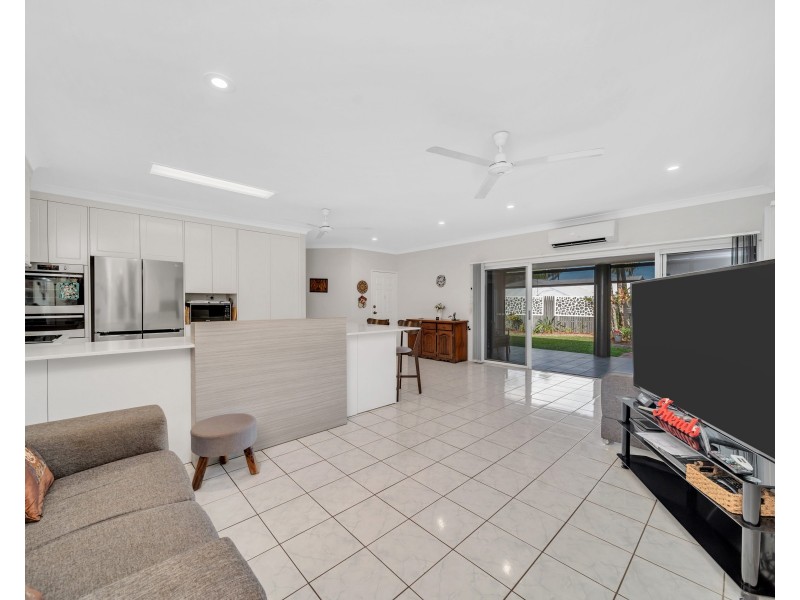 15 Solomon Place, Mooroobool QLD 4870