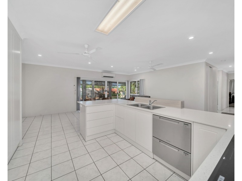 15 Solomon Place, Mooroobool QLD 4870