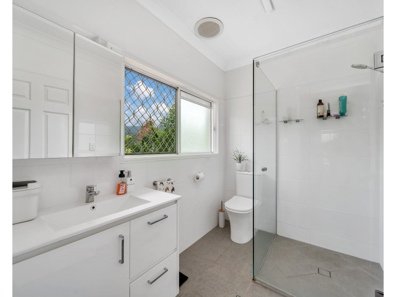 15 Solomon Place, Mooroobool QLD 4870