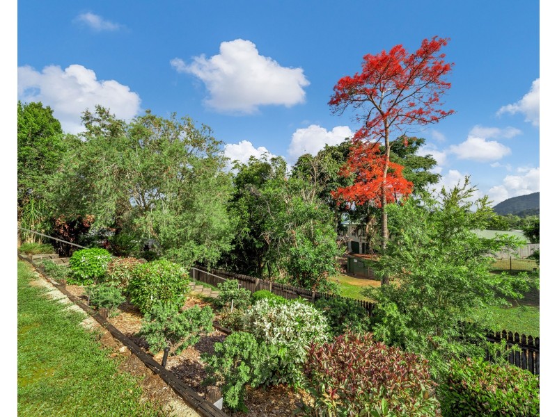 15 Solomon Place, Mooroobool QLD 4870