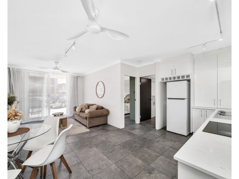 3/211 Lake Street, Cairns North QLD 4870