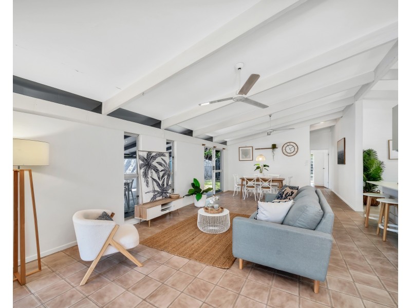 8 Cassava Street, Holloways Beach QLD 4878