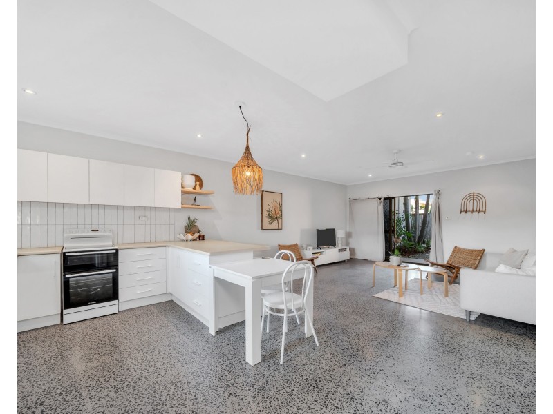 2/28 Mimosa Street, Holloways Beach QLD 4878