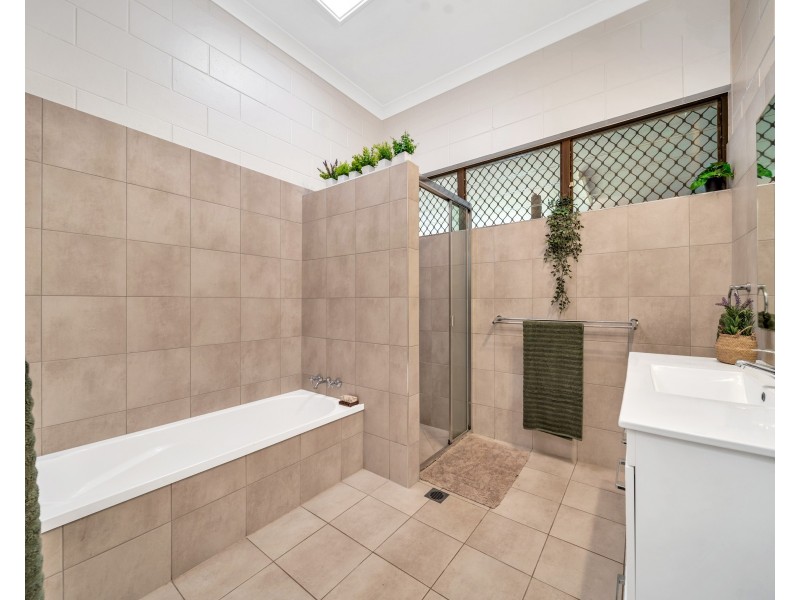 11 Ethel Close, Redlynch QLD 4870