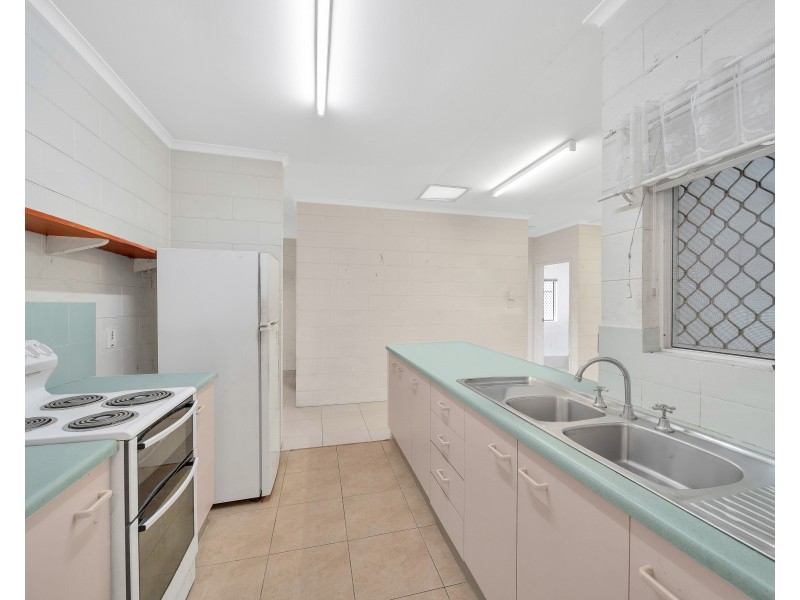 33 Chataway Street, Mooroobool QLD 4870