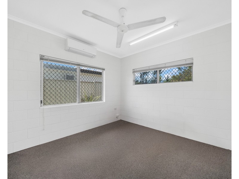 33 Chataway Street, Mooroobool QLD 4870