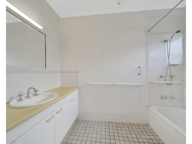 33 Chataway Street, Mooroobool QLD 4870