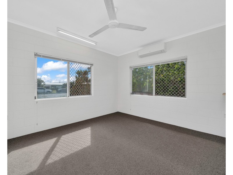 33 Chataway Street, Mooroobool QLD 4870