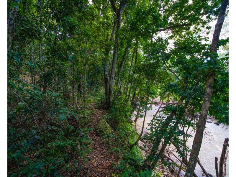 8 Barklya Close, Kamerunga QLD 4870