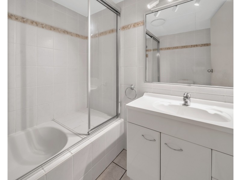 2/249-255 Esplanade, Cairns North QLD 4870