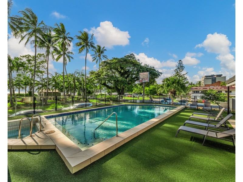 2/249-255 Esplanade, Cairns North QLD 4870