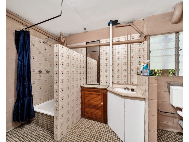 74 Hayward Street, Mooroobool QLD 4870