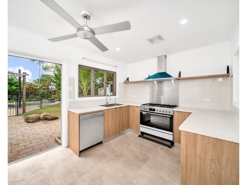 8 Mimosa Street, Holloways Beach QLD 4878