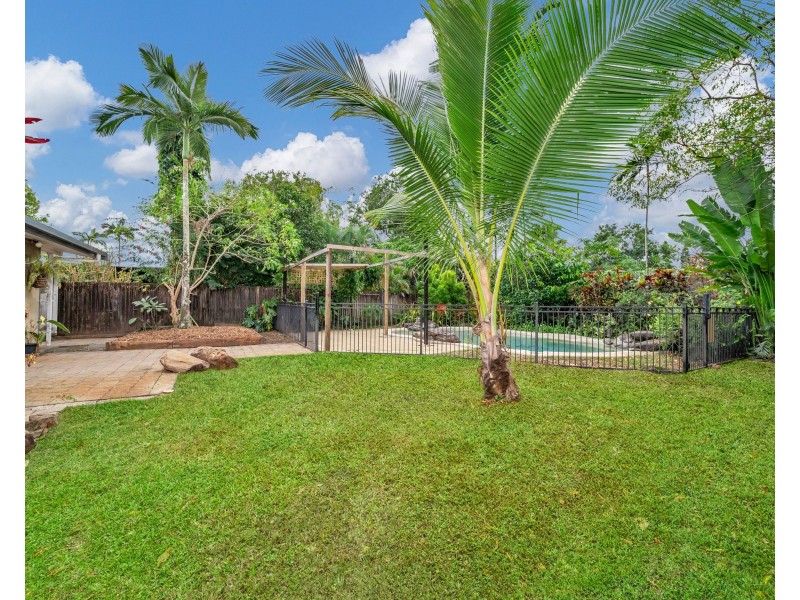 8 Mimosa Street, Holloways Beach QLD 4878