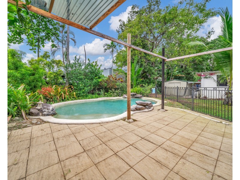 8 Mimosa Street, Holloways Beach QLD 4878