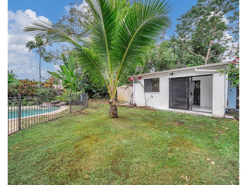8 Mimosa Street, Holloways Beach QLD 4878
