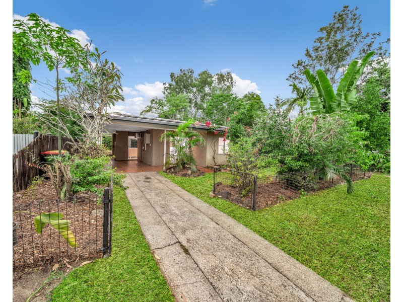 8 Mimosa Street, Holloways Beach QLD 4878