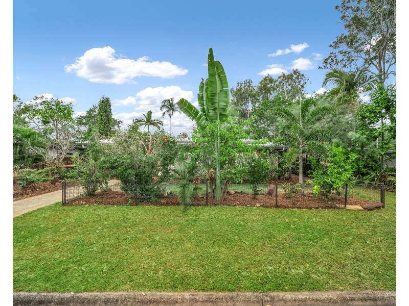 8 Mimosa Street, Holloways Beach QLD 4878